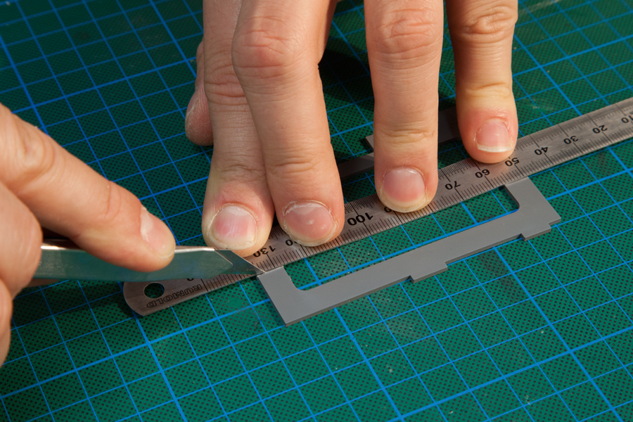 Mit Stahllineal und Cuttermesser erhält man einen sauberen Schnitt.